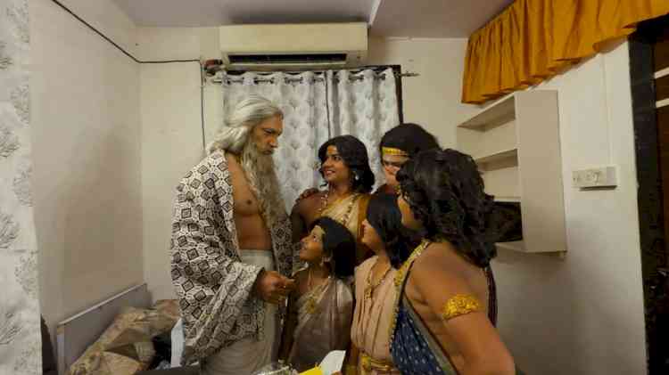 The sweet surprise of handmade cards, chocolates and a beautiful bouquet from the young cast truly made my day” says Manish Wadhwa of Sony SAB’s Hastinapur Ke Veer