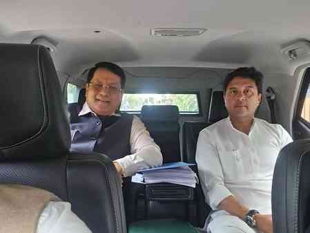 Jyotiraditya Scindia, Sarbananda Sonowal carpool to Cabinet meeting, promote fuel-saving measures