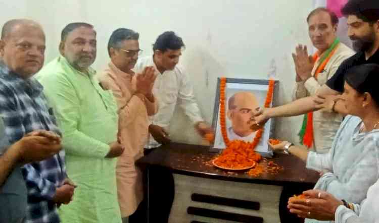 डॉ. श्यामा प्रसाद मुखर्जी की पुण्यतिथि पर भाजपा कार्यकर्ताओं ने किया नमन