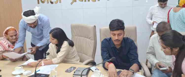 डीसी सचिन गुप्ता ने अधिकारियों को सकारात्मक दृष्टिकोण के साथ नागरिकों की समस्याएं निपटाने के निर्देश दिए