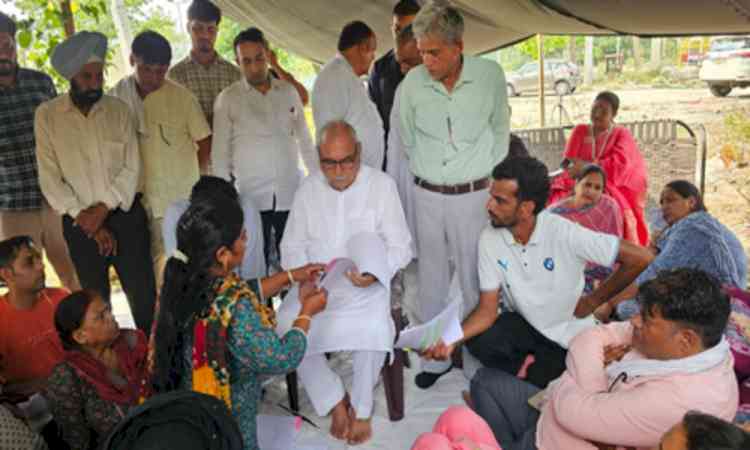 Ex-CM Hooda meets protesters for 'bias in government jobs' in Haryana