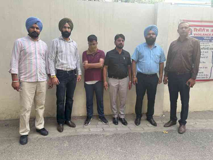Vigilance Bureau nabs Assistant Registrar for accepting bribe of Rs. 1,00,000