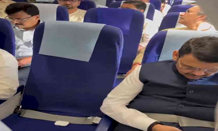 Maha: Fadnavis, Uddhav Thackeray share same flight to Nagpur amid political drama