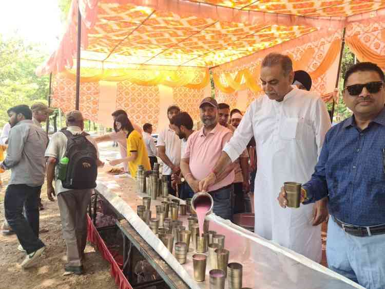 Senior BJP leader Sanjay Tandon takes part in blood donation camp and 'Chabeel Seva'