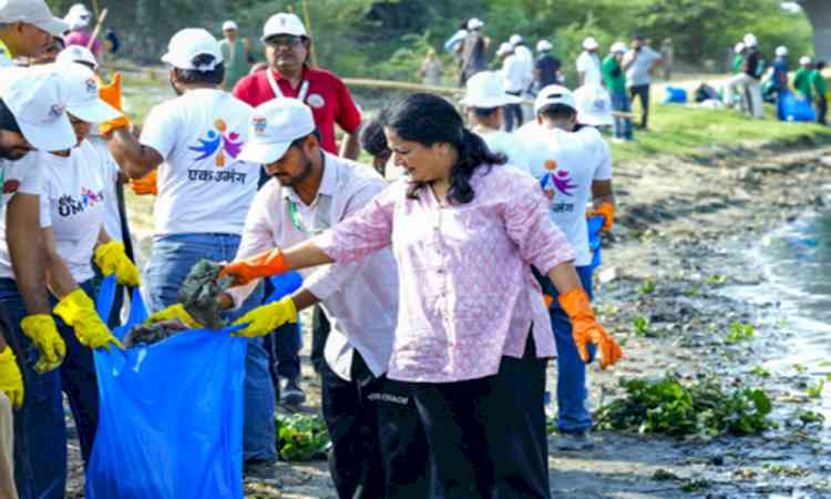 Rekha Gupta leads volunteers at Yamuna bank under ‘Clean Delhi with CM’ campaign