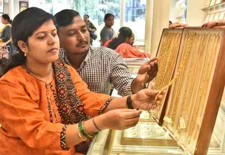 Gold, silver trade lower amid weak global cues