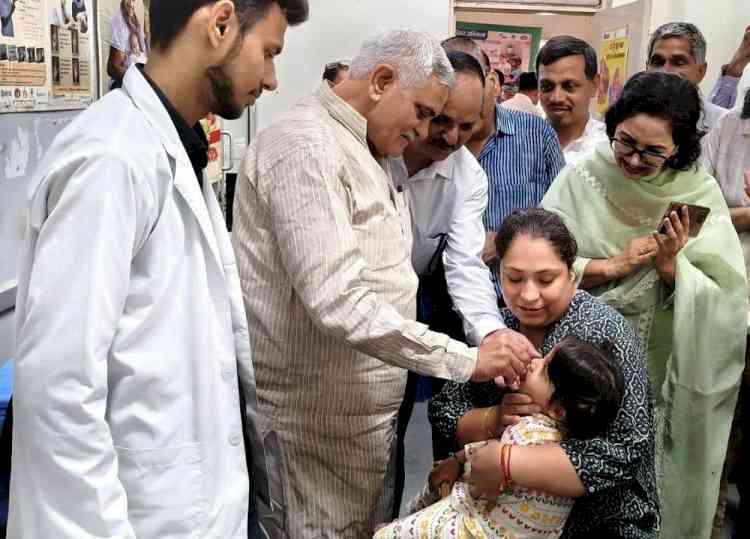पूर्व मंत्री ग्रोवर व सिविल सर्जन ने किया पल्स पोलियो अभियान का शुभारंभ