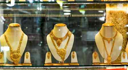 Gold, silver extend losses as Fed rate concerns weigh on sentiment