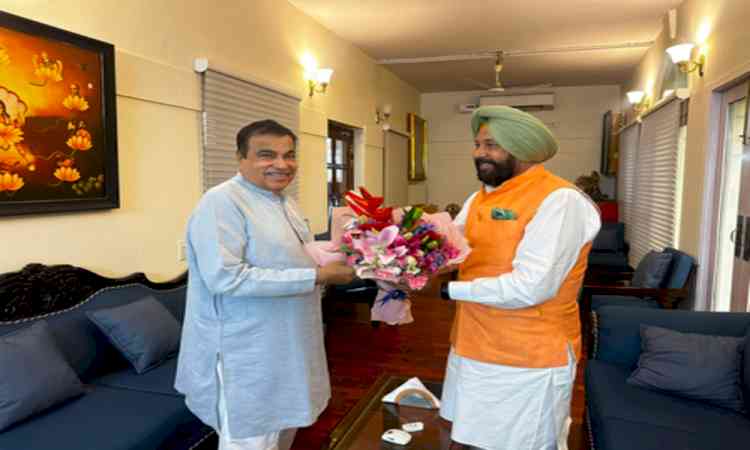 Punjab BJP chief calls on Nitin Gadkari, discusses infrastructure projects