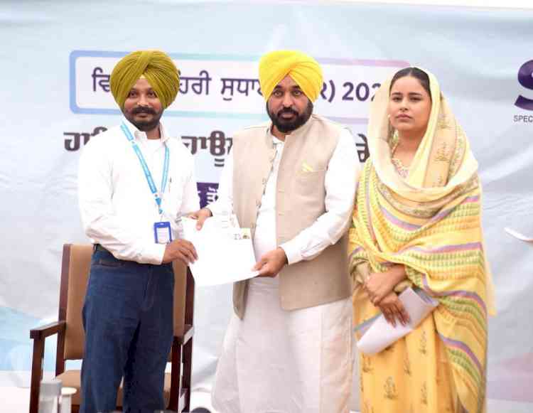 CM Bhagwant Singh Mann Gets Enumerated Under SIR-2026, Urges People to Complete Electoral Roll Verification