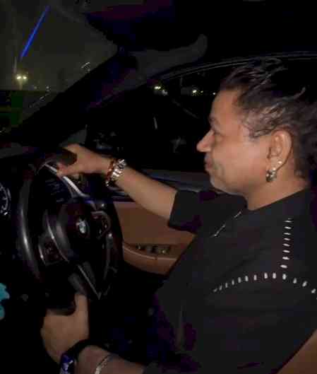 Kailash Kher relaxes in the Mumbai monsoon with a drive 