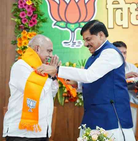 MP CM Mohan Yadav congratulates Hemant Khandelwal on completing one year as state BJP chief