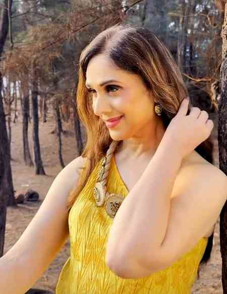 Meenakshi Seshadri revisits her iconic 'Shahenshah' moment with Amitabh Bachchan