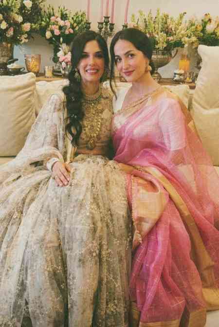 Elli AvrRam poses with Aamir Khan's bride Gauri Spratt 