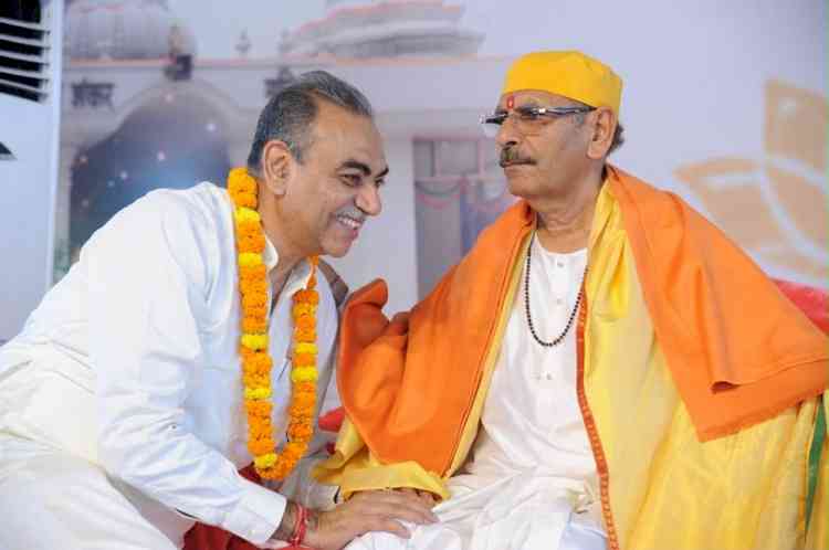 Senior BJP leader Sanjay Tandon seeks blessings at Guru Purnima Mahotsav 