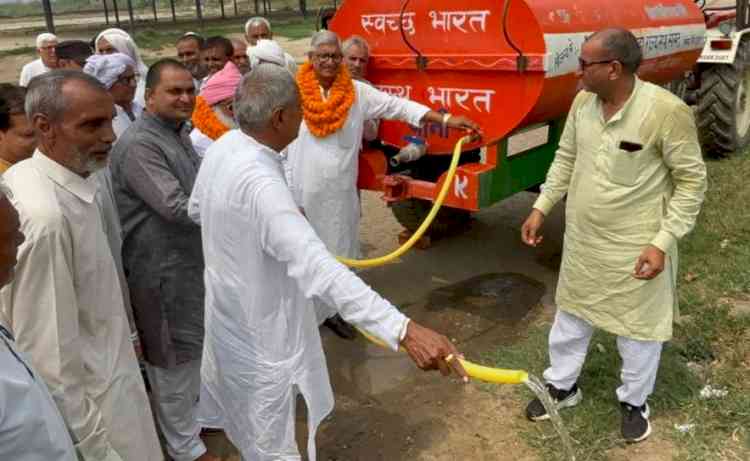 पूर्व राज्यसभा सांसद ने किया पानी के टैंकर व मंदिर की चारदीवारी के निर्माण का शुभारंभ
