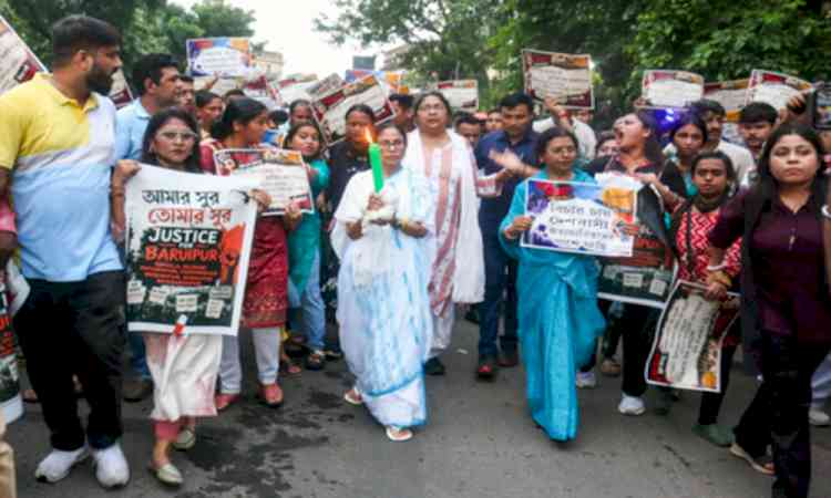 Mamata Banerjee holds candlelight procession against Baruipur incident