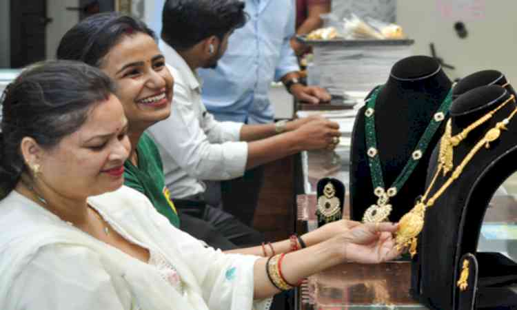 Gold, silver prices fall up to 2 pc on weak global cues