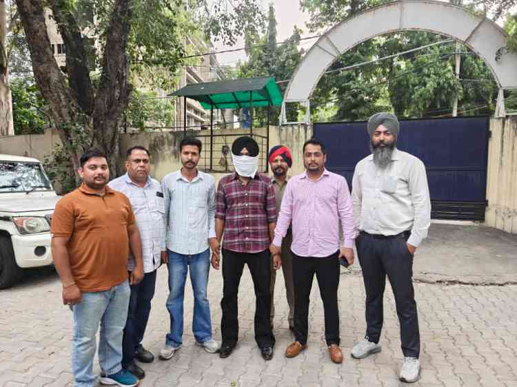 Vigilance Bureau nabs Recovery Agent red handed accepting bribe of Rs.10,000