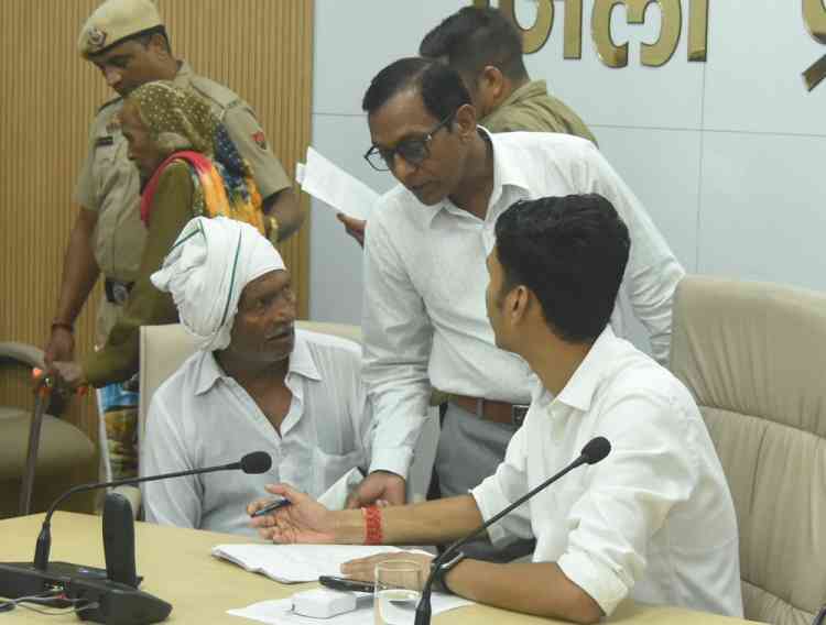 डीसी सचिन गुप्ता नागरिकों की समस्याओं का समयबद्ध समाधान करने के निर्देश दिए