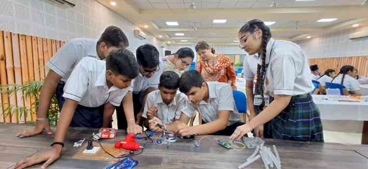 Sanskriti K.M.V. School hosts Three-Day Stem, AI and Robotics Workshop