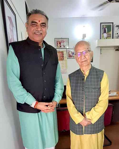 Senior BJP leader & Co-Incharge Himachal BJP  Sanjay Tandon calls on veteran party leader Shanta Kumar