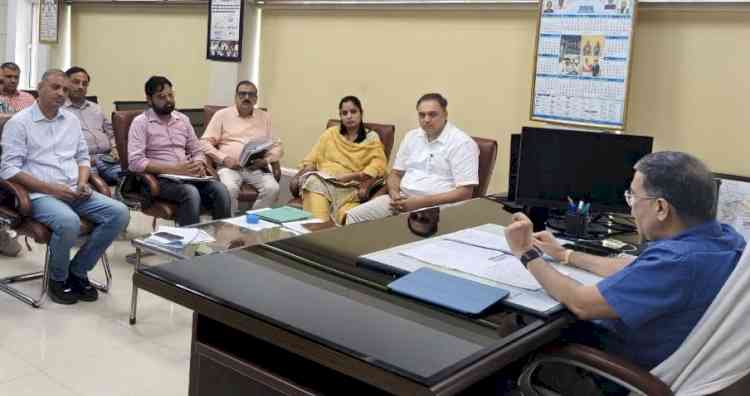 निगमायुक्त सत्येन्द्र दुहन ने नगर निगम टीम को जन स्वास्थ्य अभियांत्रिकी विभाग के साथ मिल कर कम करने के निर्देश दिए