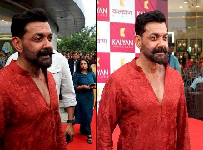 Massive Crowd Gathers in Virar for a Glimpse of Bobby Deol 