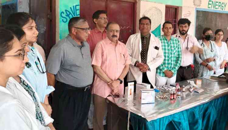 निःशुल्क स्वास्थ्य जांच शिविर में लगभग 198 लोगों की जांच हुई