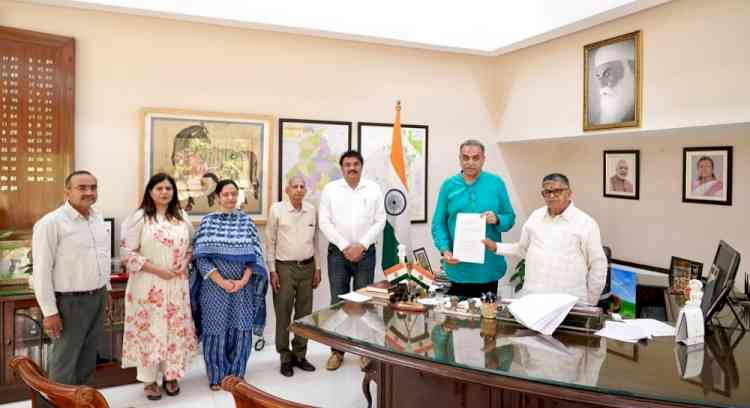 Senior BJP leader Sanjay Tandon leads Teachers' Union of City Beautiful delegation to UT Administrator, seeks early resolution of long-pending demands