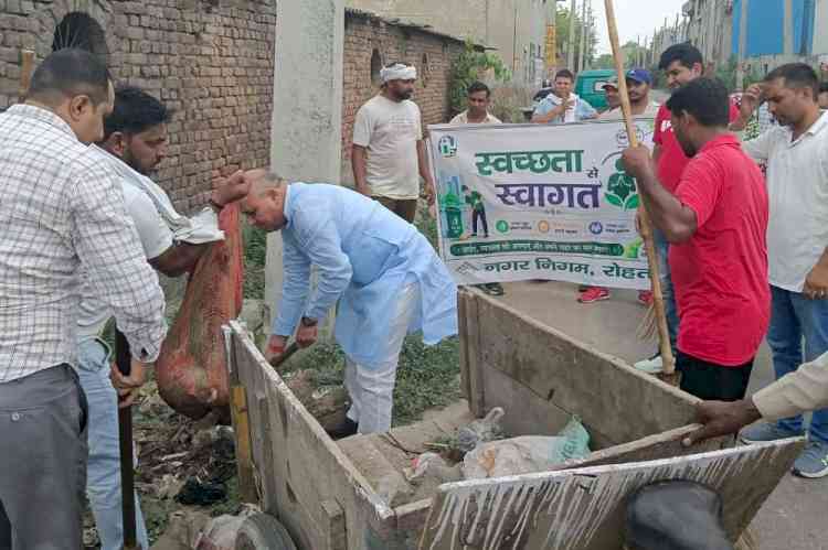 स्वच्छता से स्वागत अभियान के तहत वार्ड -1, 2 व 5 में चलाया सफाई अभियान