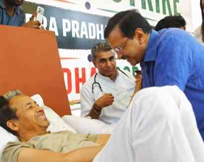 Kejriwal lends support to Sonam Wangchuk by visiting Jantar Mantar