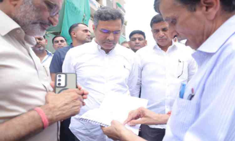 Delhi: PWD Minister inspects Chhatarpur for waterlogging solution