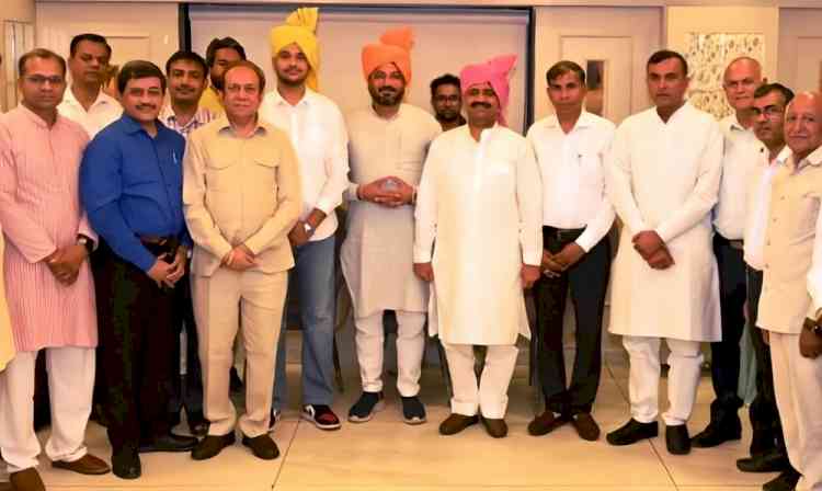 Savitribai Phule Social Welfare Society Felicitates Chairman Ravi Saini and others