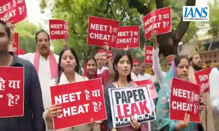 Samajwadi Party MPs march from Parliament to Jantar Mantar, seek govt accountability on paper leaks