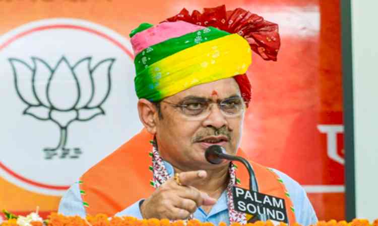Rajasthan CM warns officials against delays in projects