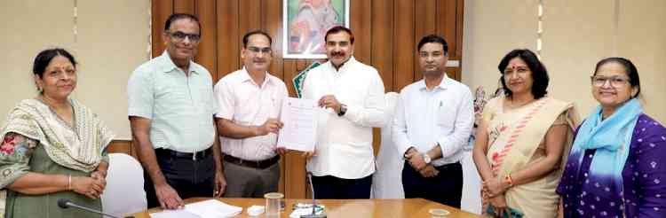 उच्च तापमान पर कार्य करने वाले उन्नत थर्मोइलेक्ट्रिक चौल्कोजेनाइड पदार्थों पर शोध करेंगे जीजेयू के डॉ. हरदेव सैनी