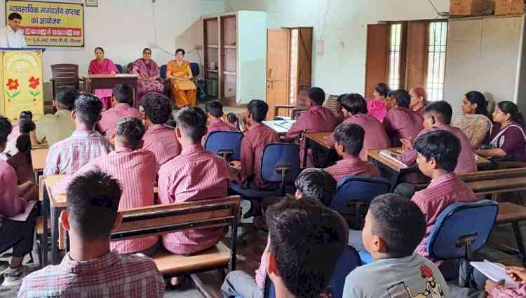 विद्यार्थियों को दी करियर व रोजगार अवसरों की जानकारी