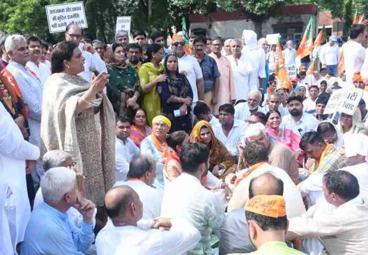 भाजपा प्रदेशाध्यक्ष डॉ. अर्चना गुप्ता ने कांग्रेस पर देश में अराजकता का माहौल बनाने का आरोप लगाया