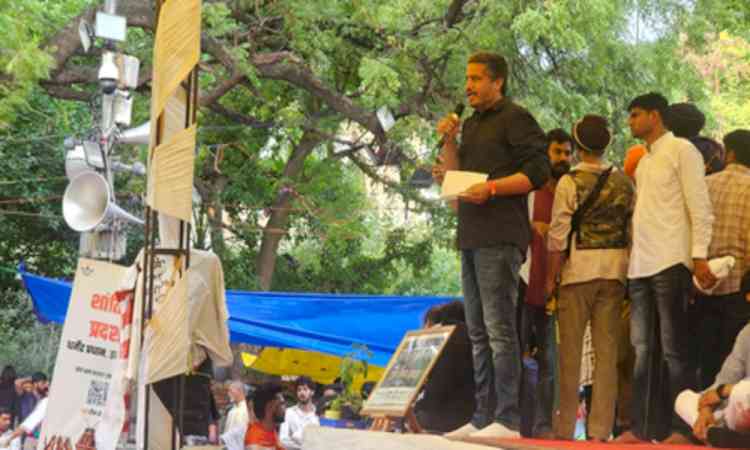 Maha: Rohit Pawar visits student protest site in Delhi