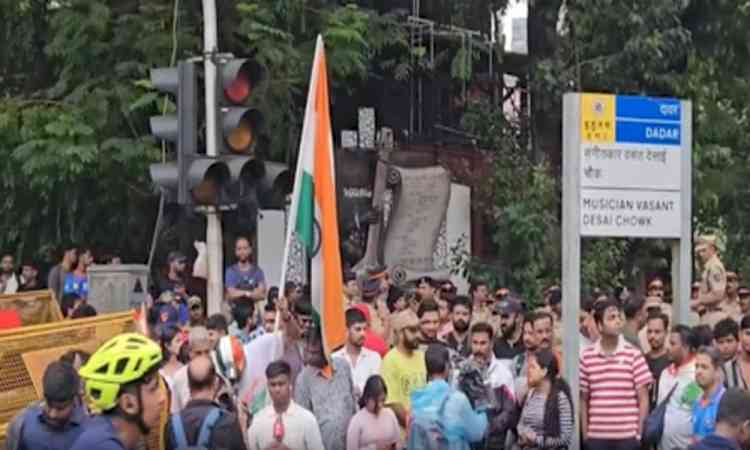 Day after Pradhan's resignation: Shiv Sena(UBT), MNS hold 'victory march' in Mumbai
