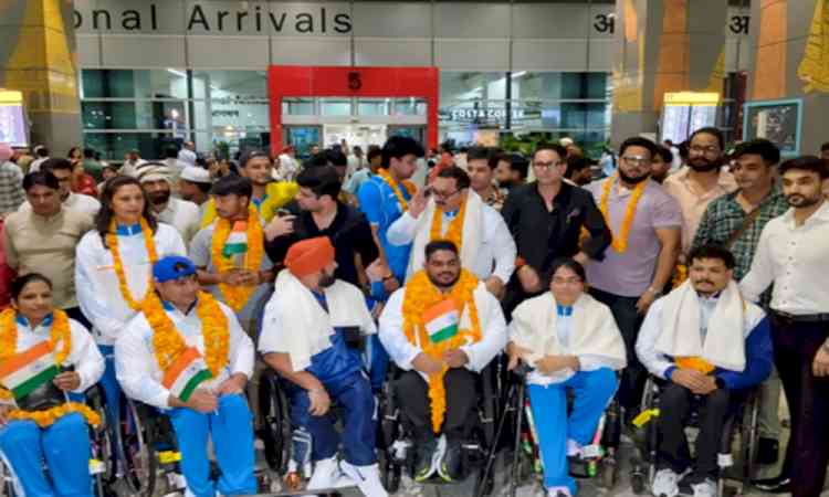 Sports Min Mandaviya felicitates para-powerlifter Jhandu Kumar with Rs 10 lakh cash reward