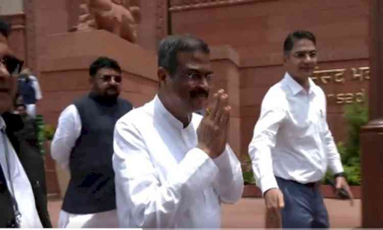 Congress criticises BJP MPs for welcoming Dharmendra Pradhan on arrival at Parliament