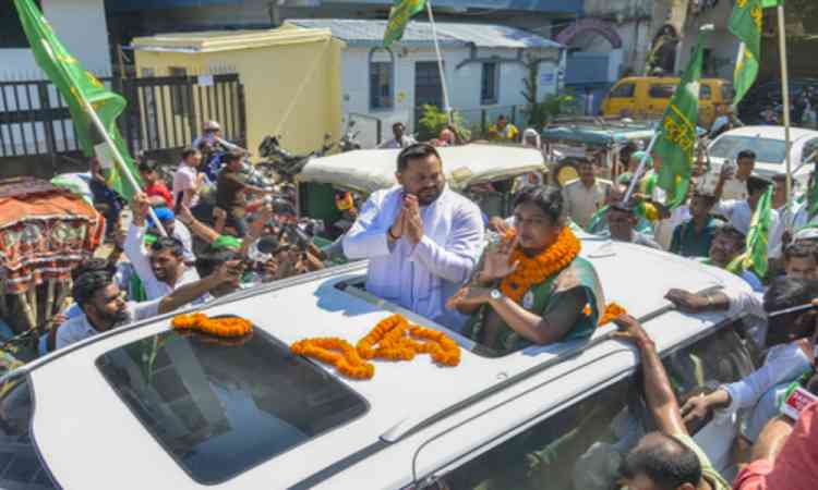 Bihar: Tejashwi Yadav holds roadshow for RJD candidate in Bankipur