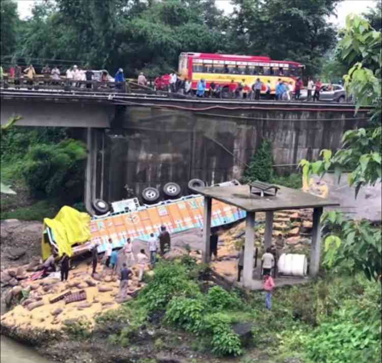 Two Dead After 16-Wheeler Falls into Gorge in Kangra; Driver Absconds