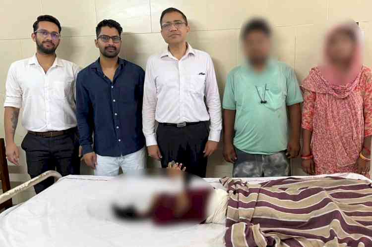 पीजीआईएमएस के चिकित्सकों ने बिना चीरा लगाए 3 वर्षीय मासूम के फेफड़े से निकाला पेंच