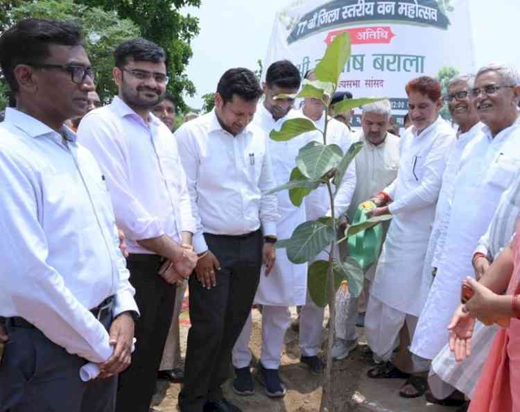 पेड़ भावी पीढिय़ों के लिए जीवन व स्वस्थ भविष्य की अमूल्य विरासत हैः राज्यसभा सांसद बराला