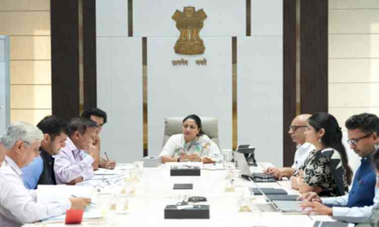 Delhi CM reviews redevelopment of agricultural markets