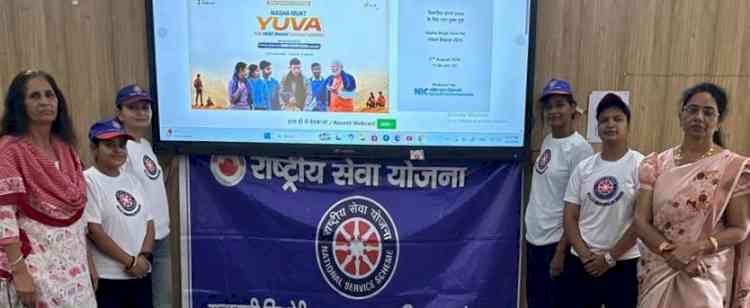 एमकेजेके में छात्राओं ने सुना पीएम मोदी का संबोधन