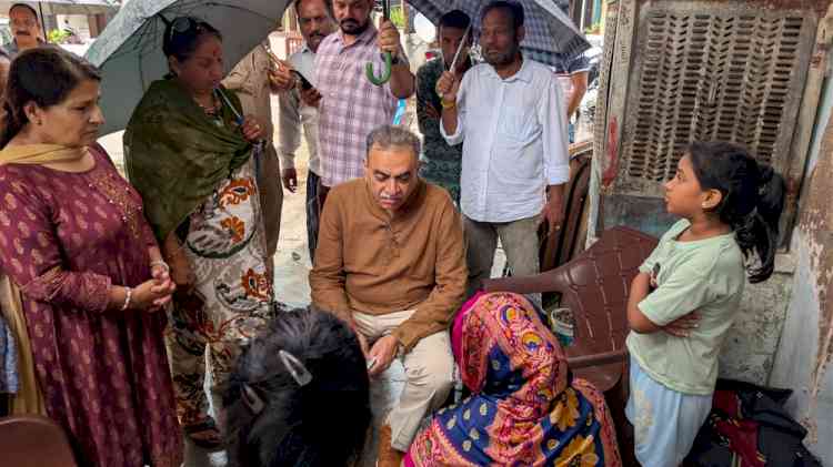 Senior BJP leader Sanjay Tandon visits bereaved families of 3 Chandigarh teens who drowned in Ganga, offers condolences